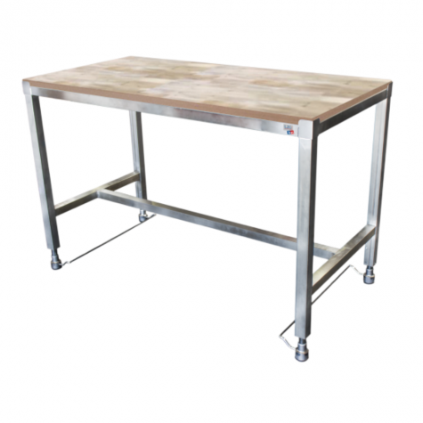 Table de découpe réglable par pédale dessus bois